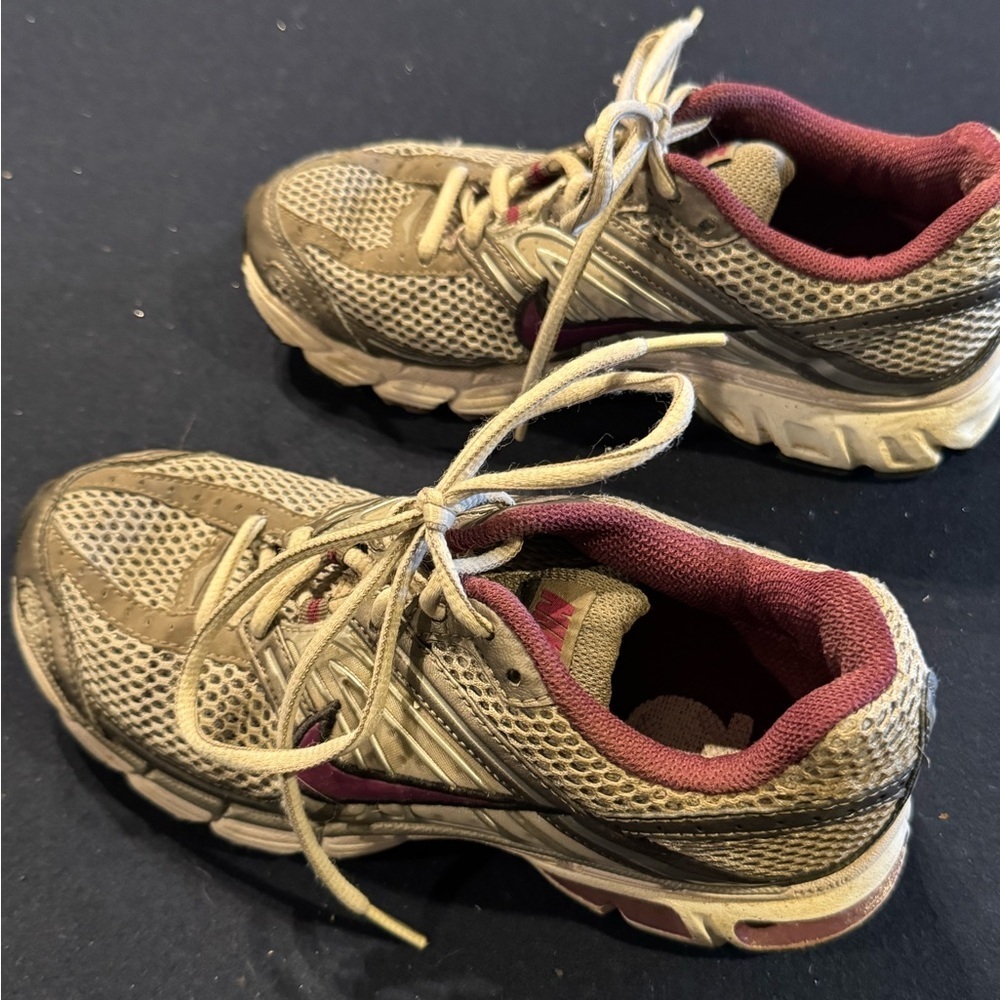 Nike Gray and Burgundy Running Shoes. Women’s Sz 6 - Picture 5 of 10